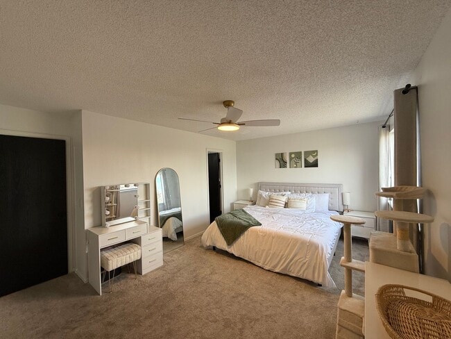 Building Photo - Welcome home to this beautifully updated townhome in the highly desirable Chesapeake Bay community!