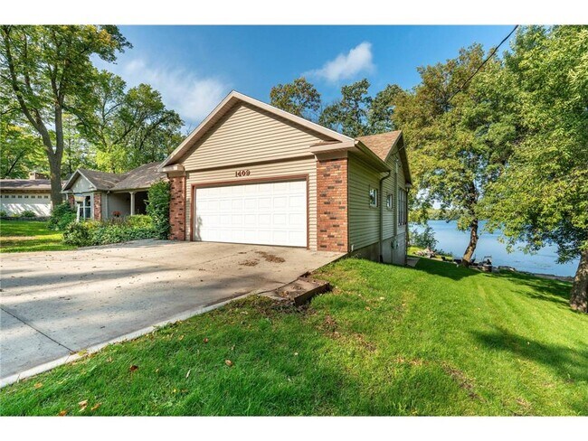 Building Photo - 1409 Hoot Lake Dr