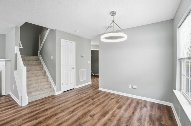 Building Photo - 2 Bedroom End Unit Townhome in University Heights!