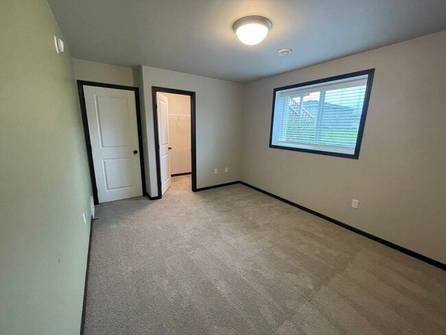 Building Photo - Spacious 4 Bed, 3 Bath Home in West Fargo