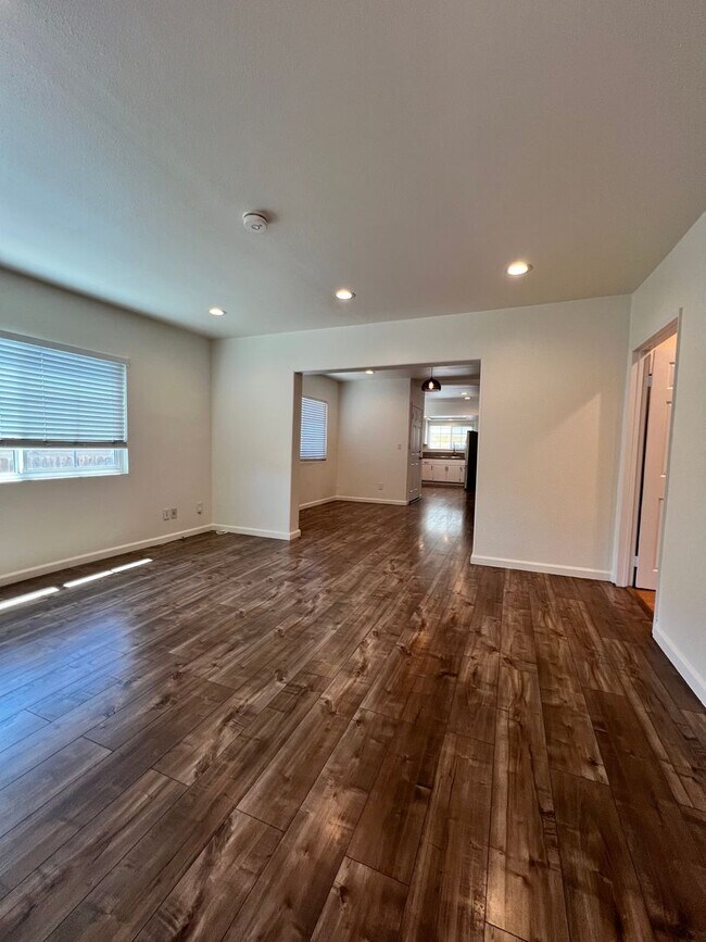 Building Photo - 711 Maltman Ave