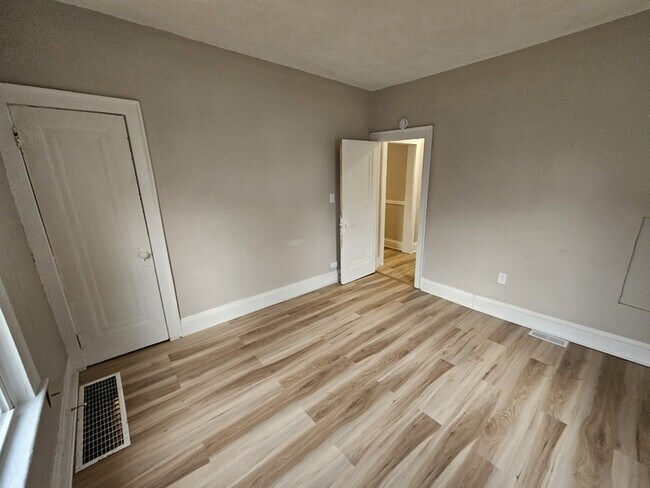 Building Photo - 942 Eddy Rd