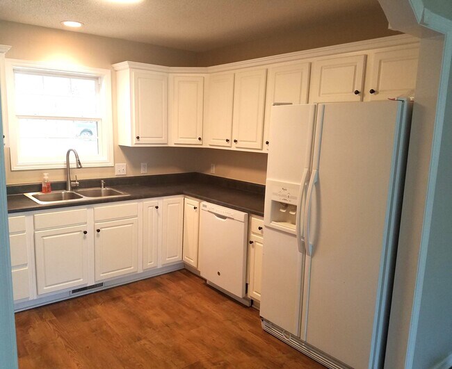 Kitchen - 173 Bellhaven Dr