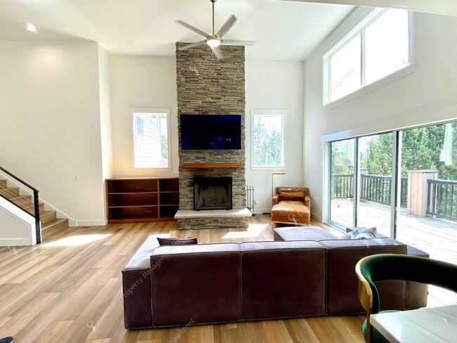 Building Photo - Elegant Awbrey Butte Home | Unfurnished | ...