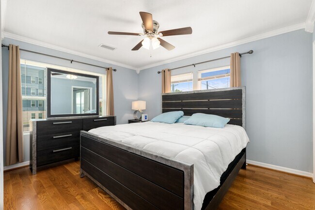 Building Photo - 2116 Live Oak St