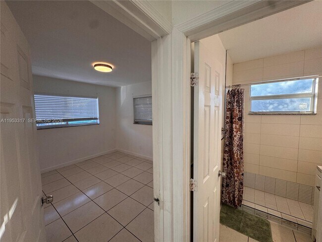 Building Photo - 1595 NE 125th St