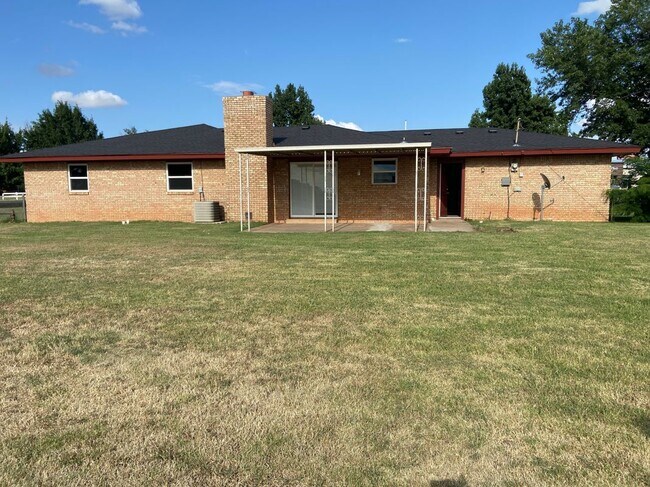 Building Photo - 121 N Montebella Terrace