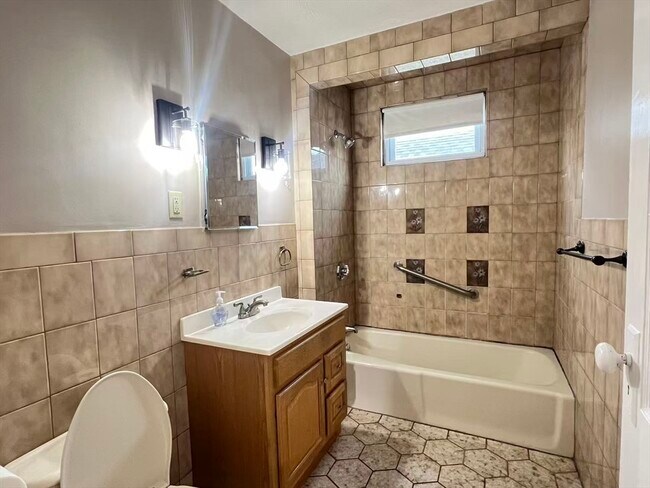 Building Photo - 9 St James Rd