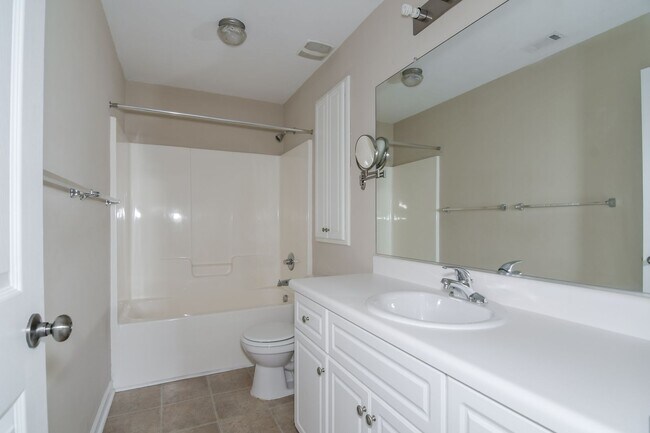 Building Photo - End Unit Townhome!