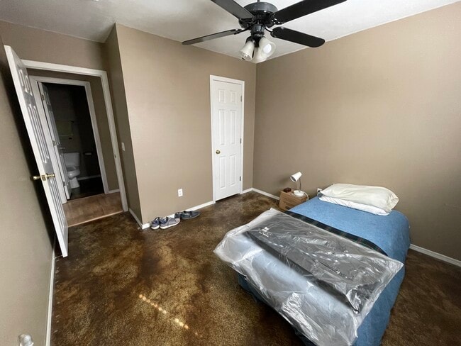 Building Photo - 289 N C St