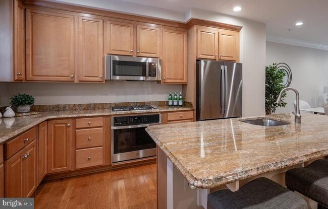 Building Photo - 420 Cook St