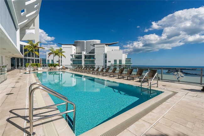 Building Photo - 1300 Brickell Bay Dr