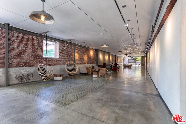 Building Photo - 527 Molino St