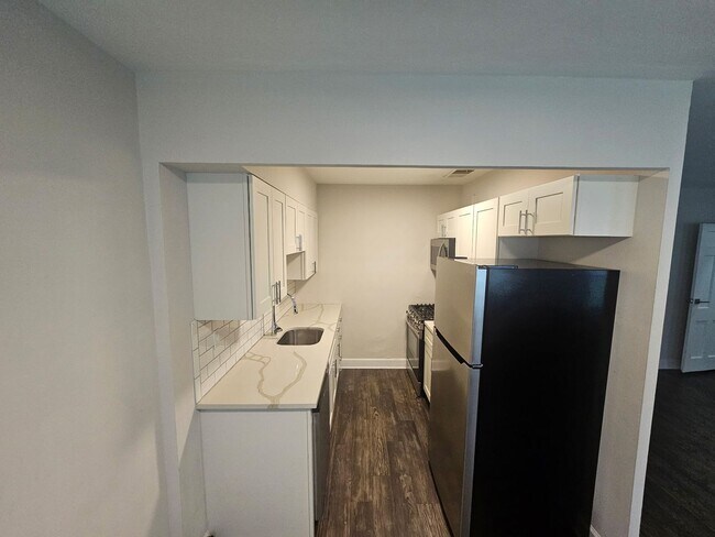 Building Photo - Updated Studio Apt in Dogtown!