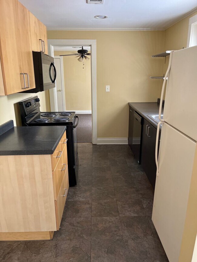 Building Photo - 2 Bed, 1 Bath Apartment