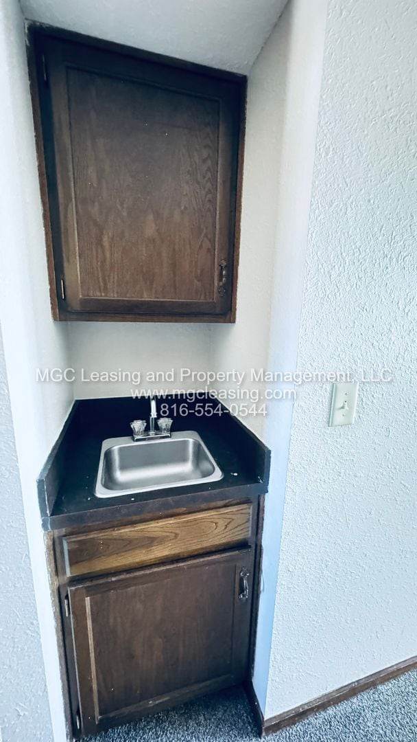 Building Photo - Millwood Townhomes: Convenient access to Lake Tapawingo area