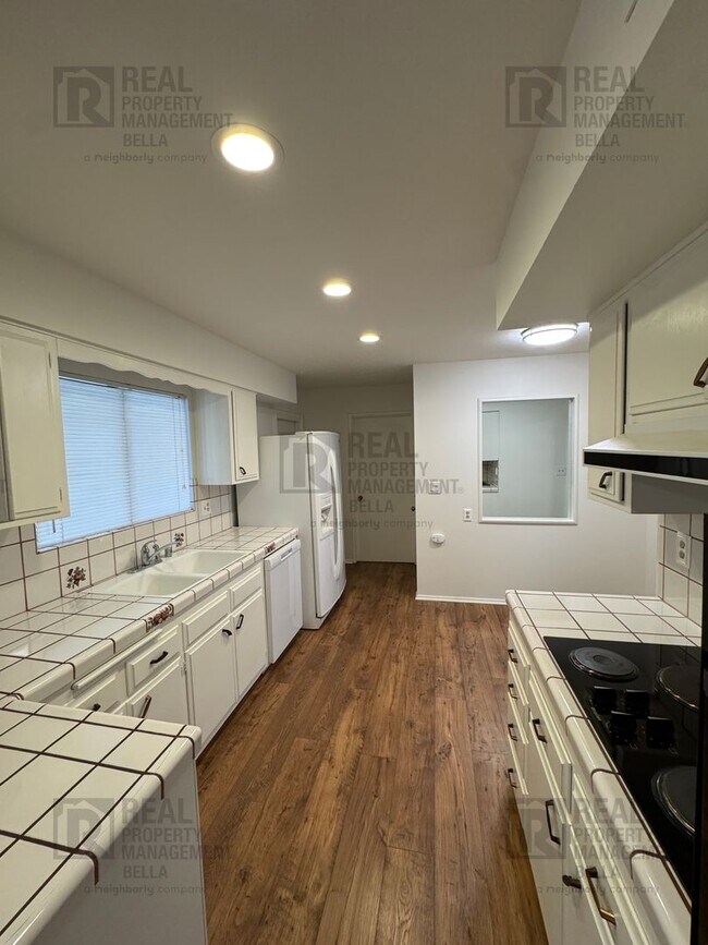 Building Photo - Spacious 3-Bedroom Home with Sunroom & Upg...