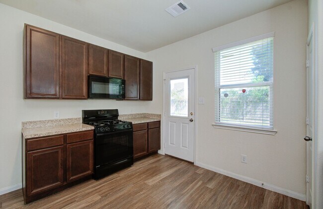 Building Photo - Open Layout & Large Backyard in Houston’s Evergreen Villas – 3 Beds, 2½ Baths