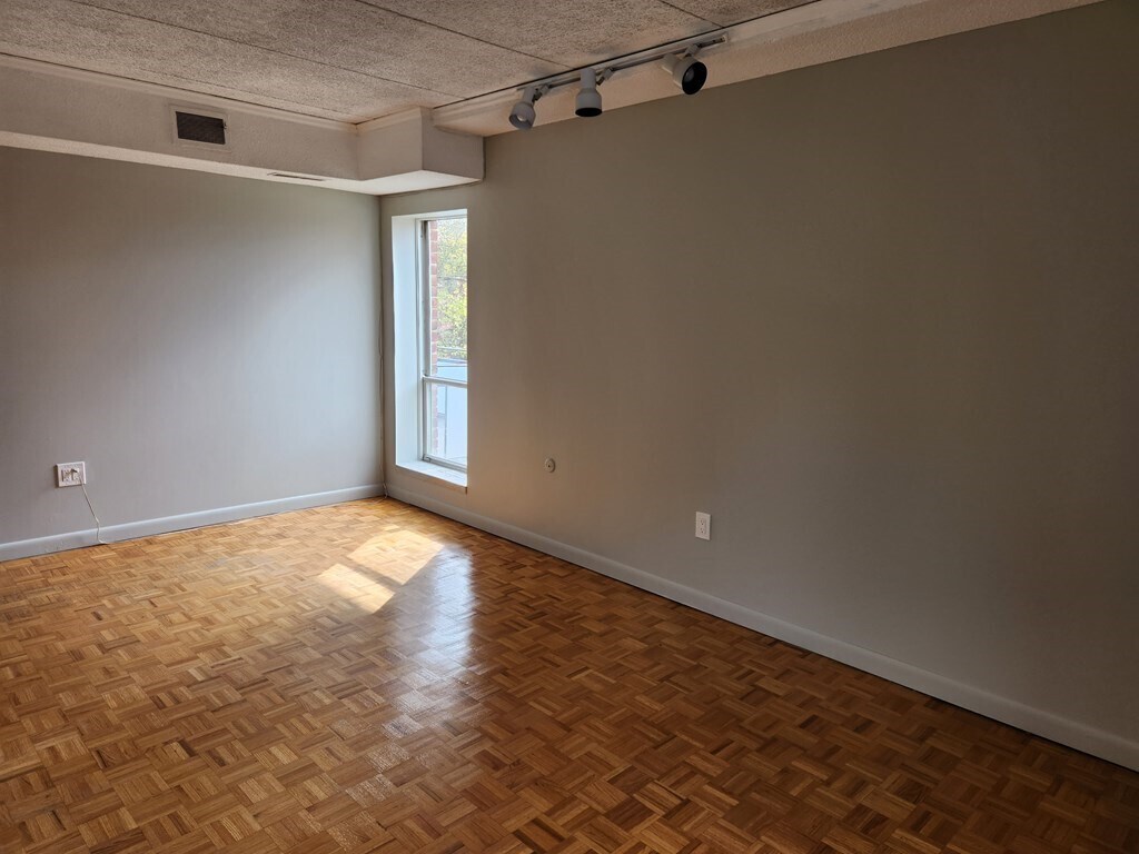 Building Photo - 44 Broadlawn Park