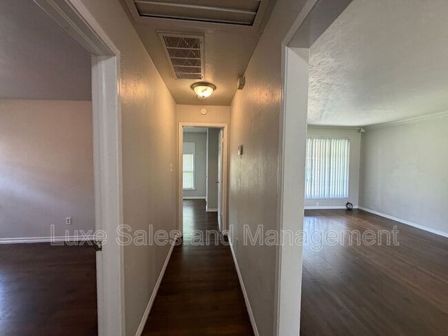 Building Photo - 221 E Kerr Dr