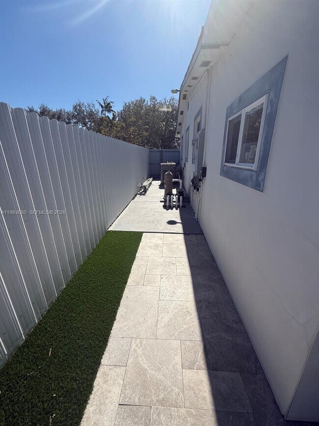 Building Photo - 9611 Jamaica Dr