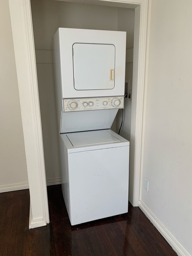 Building Photo - Great Upper Unit