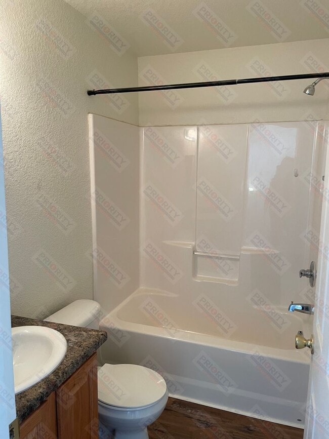 Building Photo - 3 bedrooms, 2.5 bath Townhouse