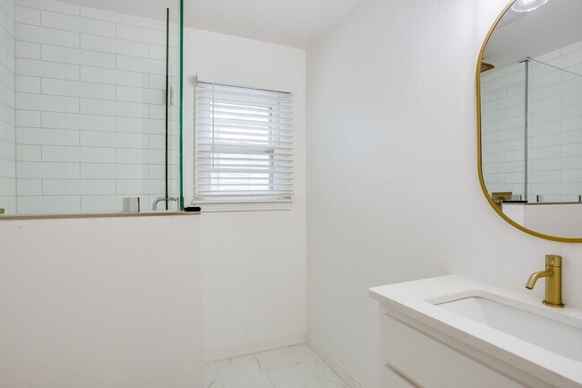 Building Photo - Pre Leasing for fall 2026! 4/3 in Medical District