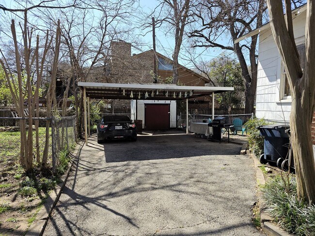 Building Photo - Adorable Duplex Unit Near the Arts District!