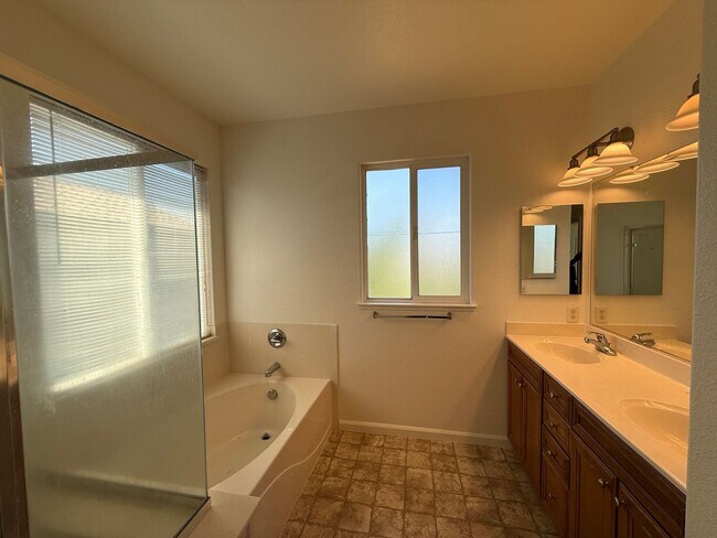 Building Photo - 2-story 4bed 2.5bath home available in Nor...