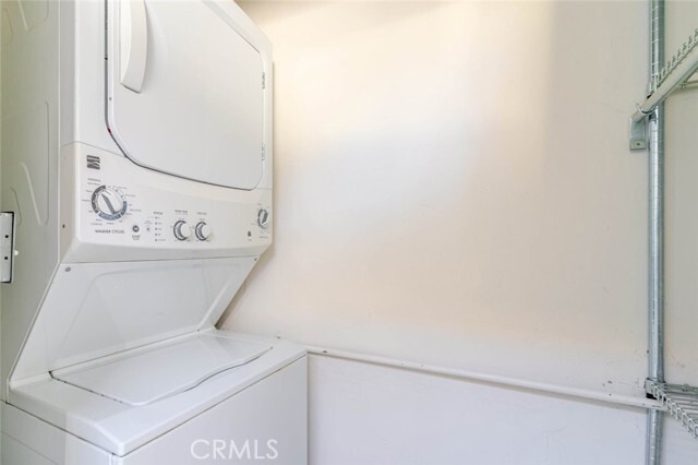 Building Photo - 630 E Cedar Ave