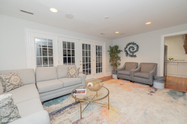 Building Photo - 944 Lakeview Dr