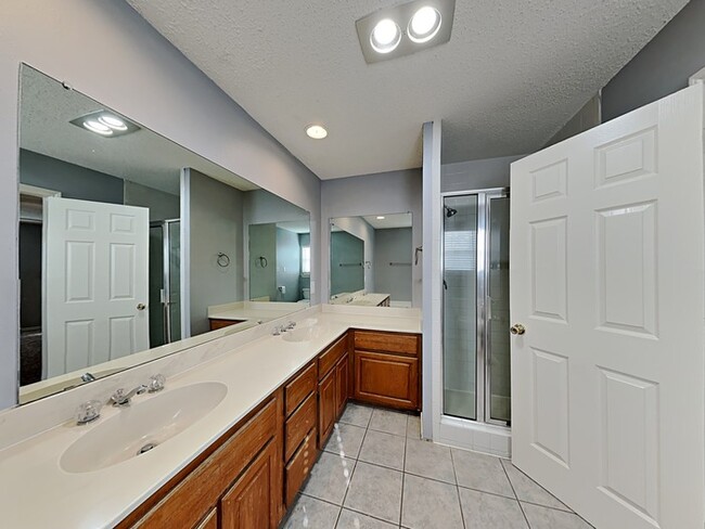 Building Photo - Spacious 3/2.5 Tudor Style Home!