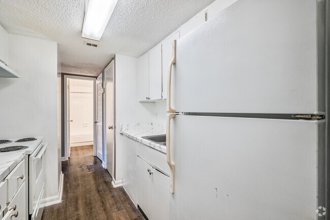 2BR, 1BA - 875SF - Kitchen - Morningside