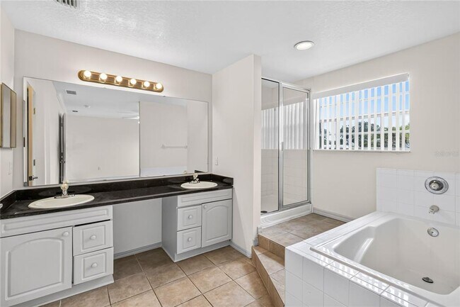 Building Photo - 2204 Fan Palm Dr