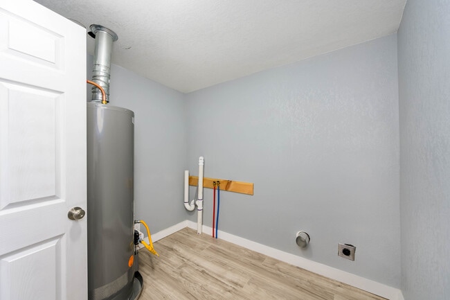 Building Photo - 407 W 6th Ave