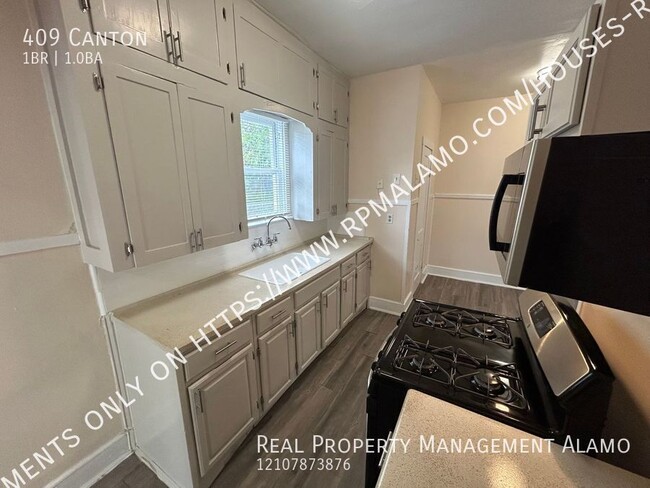 Building Photo - AVAILABLE NOW! 1 Bedroom /1 Bath Unit with...