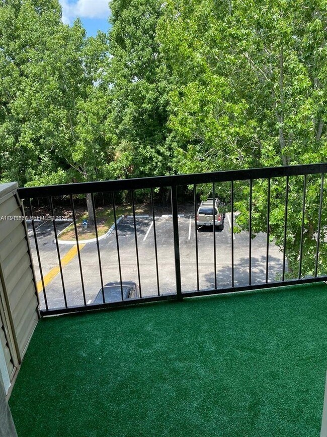 Building Photo - 1948 Lake Atriums Cir