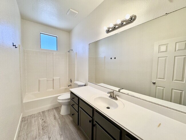 Building Photo - Spacious 4BD/3BA NLV Home with Downstairs ...