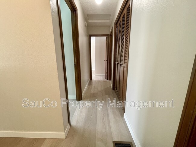 Building Photo - 324 SE 30th Ave