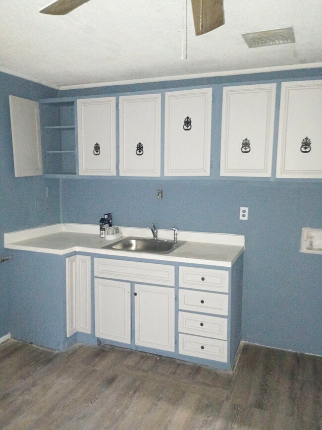 Building Photo - 123 Town Homes Dr