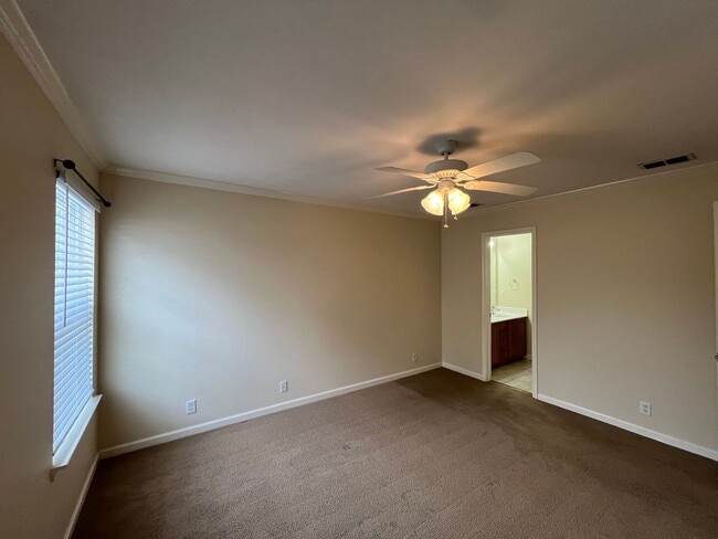 Building Photo - Available Now 3 BR 2 Bath Home in Lavernge with Fenced in Backyard!