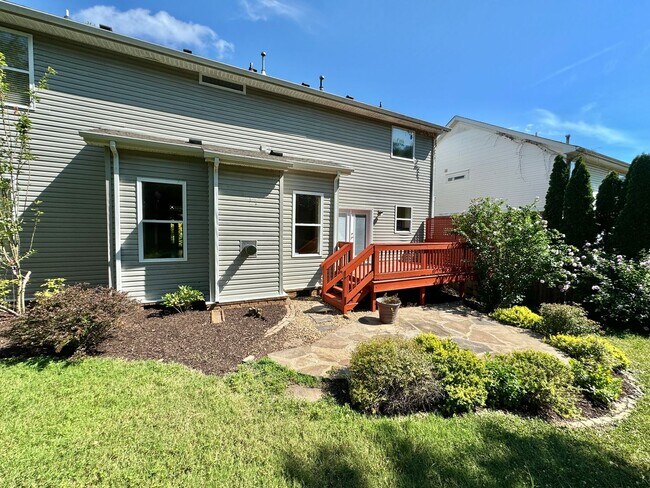 Building Photo - 3 Bed, 2 Offices, 2.5 Bath w/ 2 Car Garage in McKays Mill