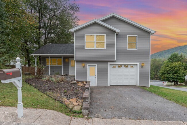 Building Photo - Spacious 3 bedroom Split level