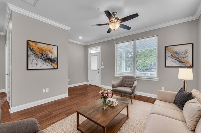 Building Photo - 702 Moore St