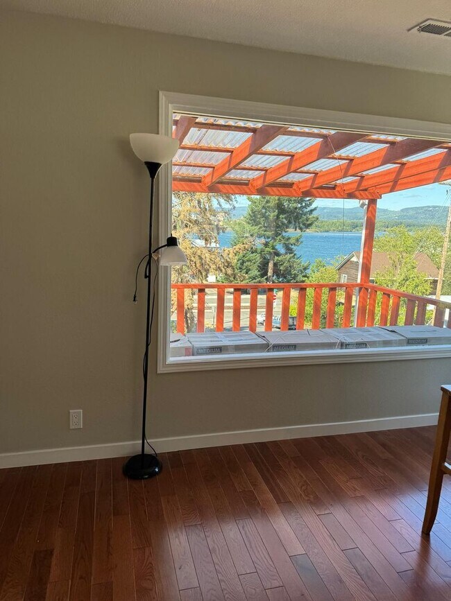 Building Photo - Move in ready rental in downtown Rainier with Columbia River views!