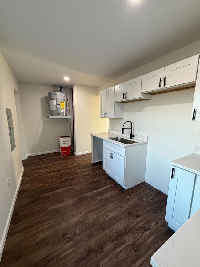 Building Photo - 2080 E 5th Ave