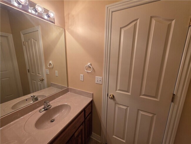Building Photo - 302 Cross Creek Dr