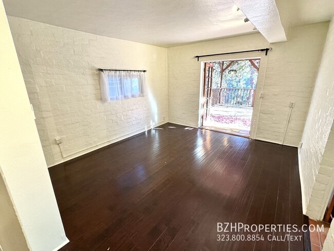 Building Photo - Charming 2Bed 2bath In Hollywood Hills