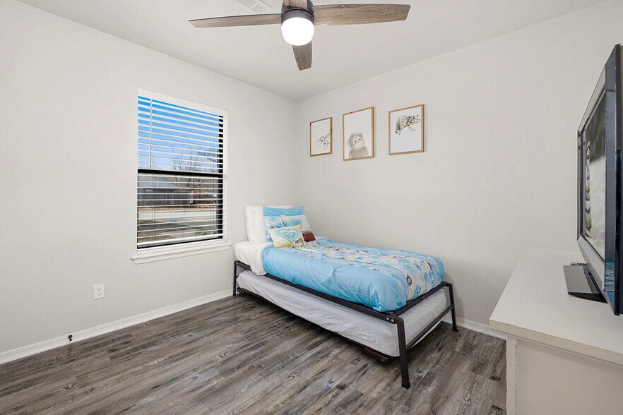 Building Photo - 3028 N Malinda Dr